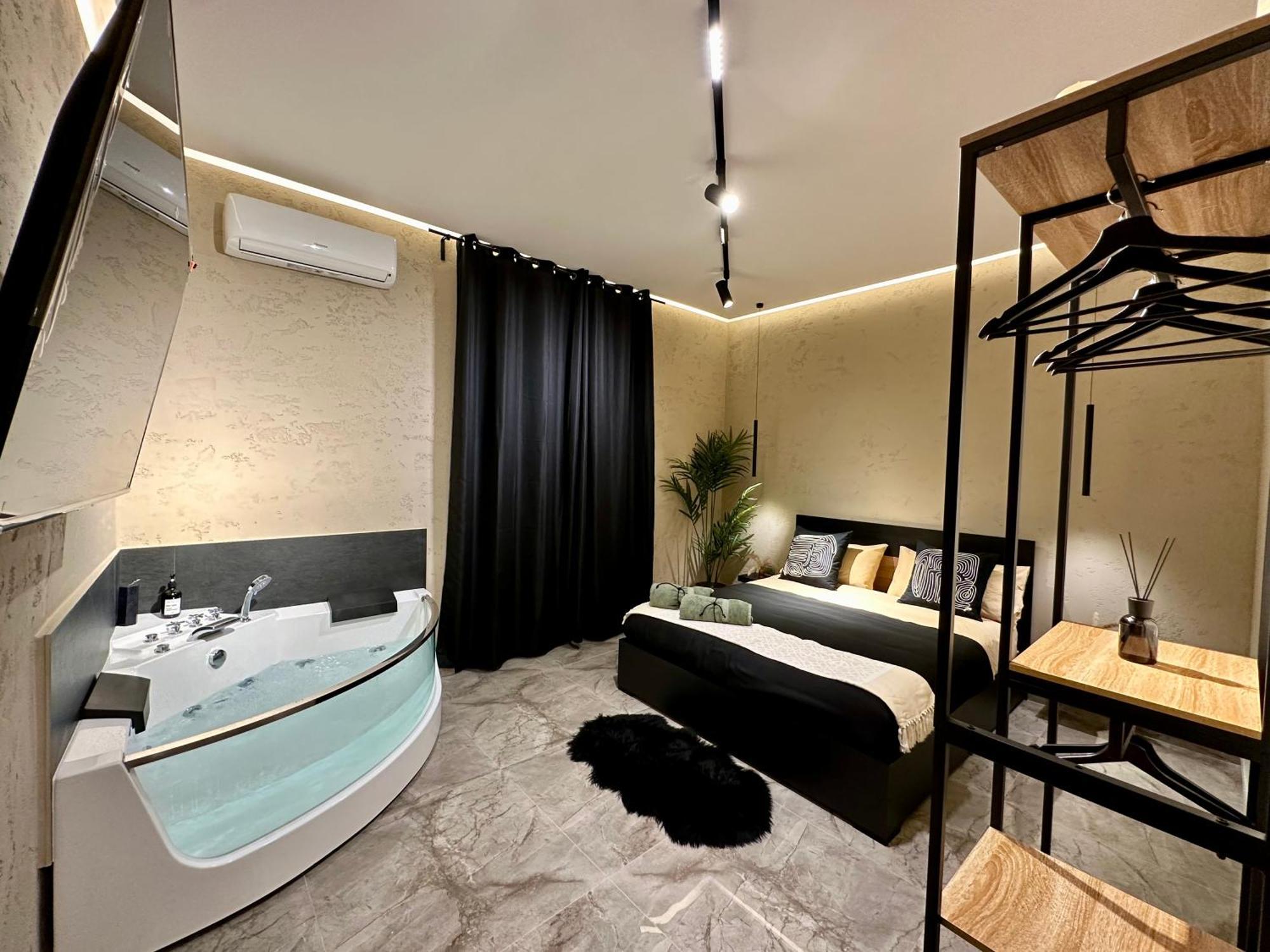 Falco Boutique Home With Jacuzzi Napoli Bagian luar foto