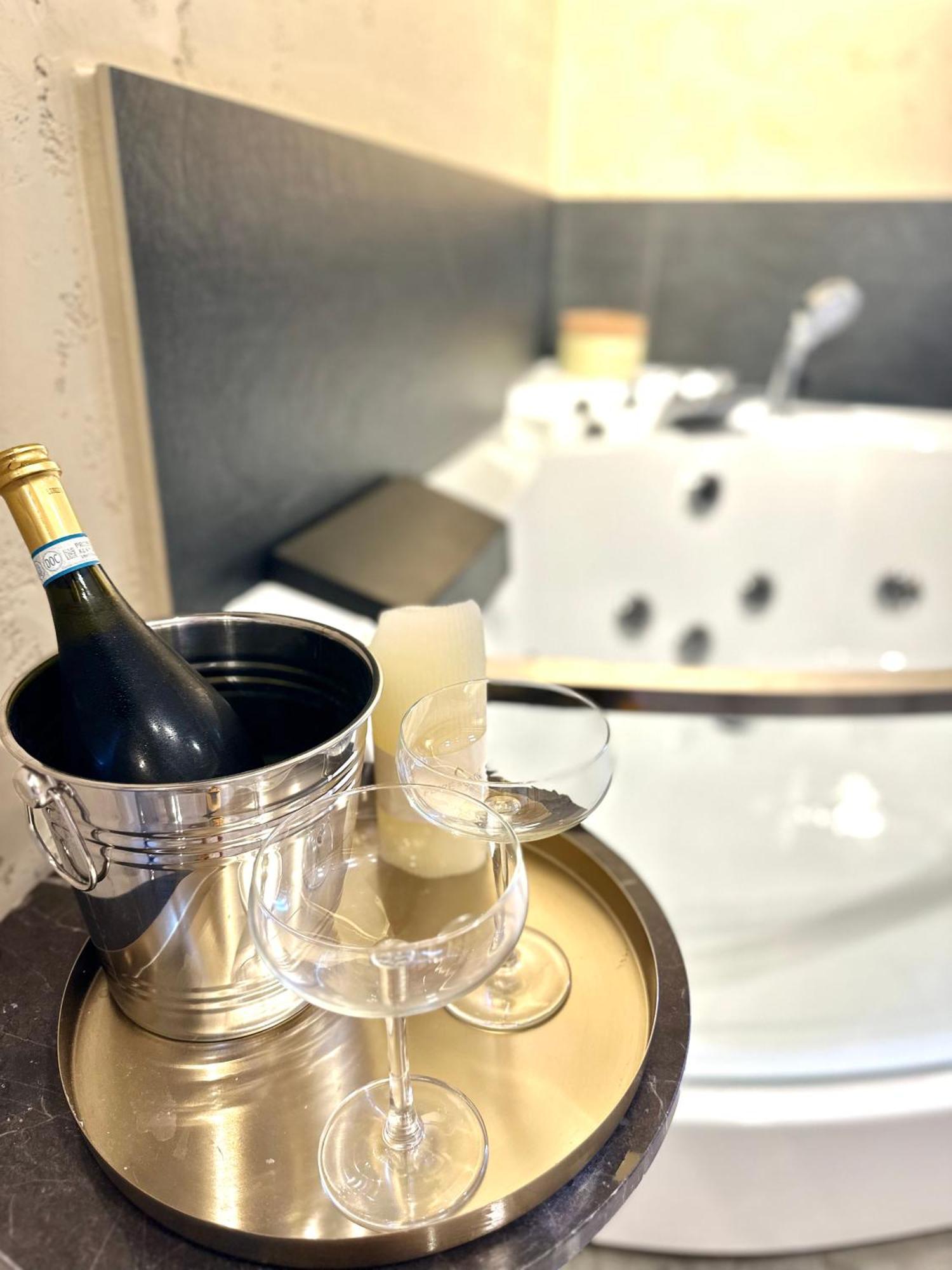 Falco Boutique Home With Jacuzzi Napoli Bagian luar foto