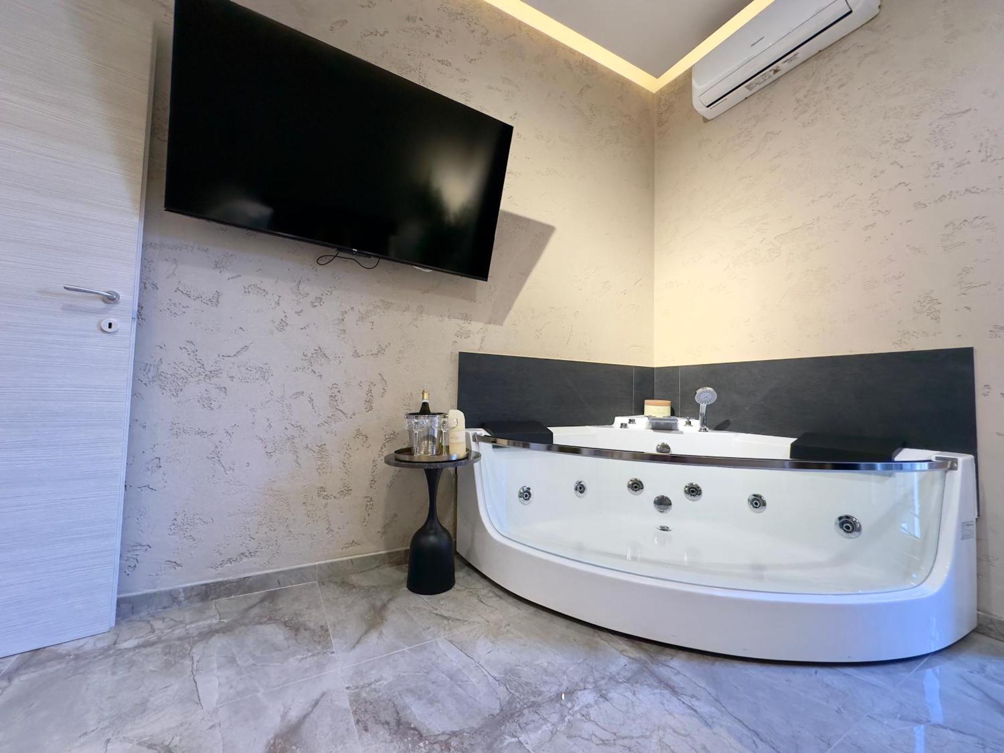 Falco Boutique Home With Jacuzzi Napoli Bagian luar foto