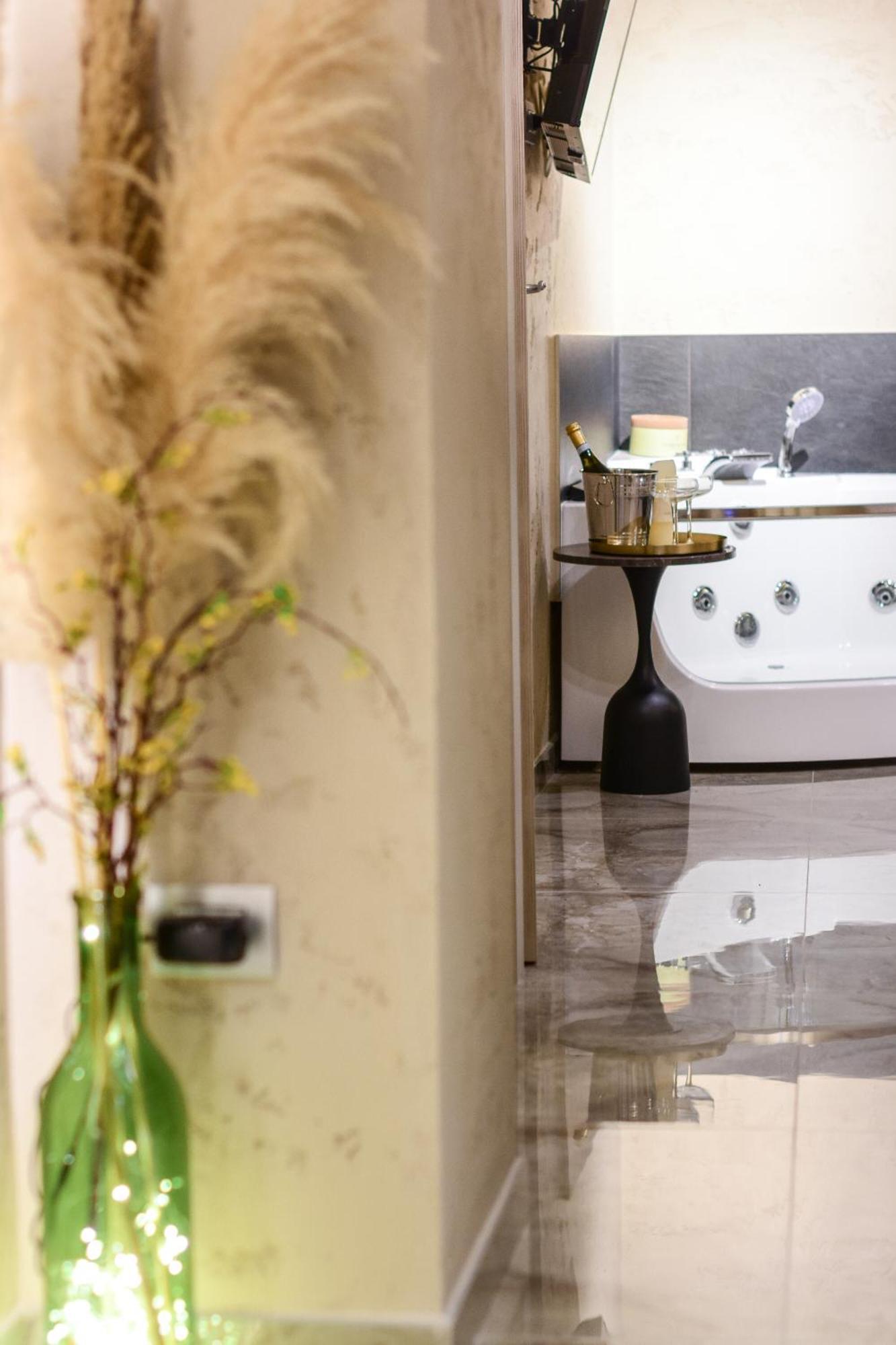 Falco Boutique Home With Jacuzzi Napoli Bagian luar foto